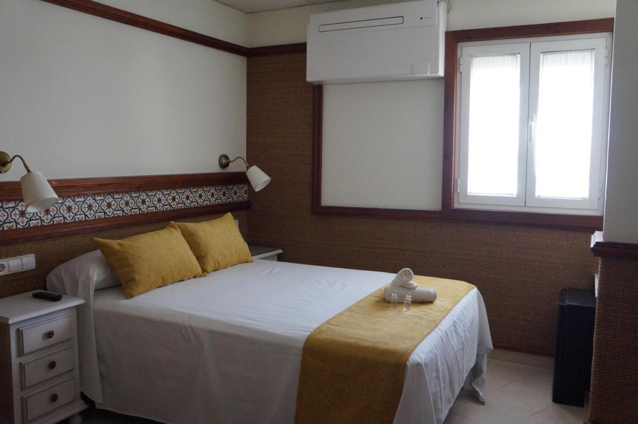 Hostal La Conilena Conil De La Frontera Bagian luar foto