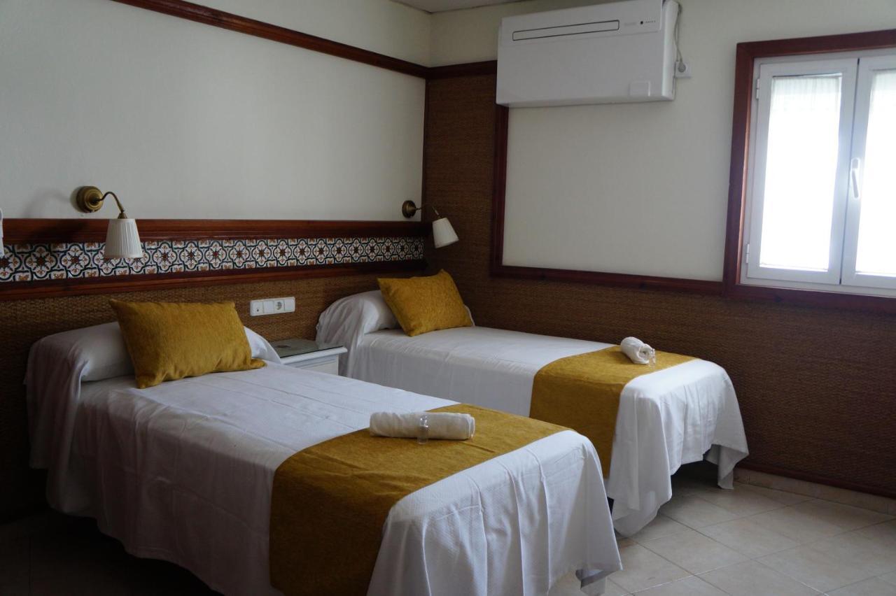 Hostal La Conilena Conil De La Frontera Bagian luar foto