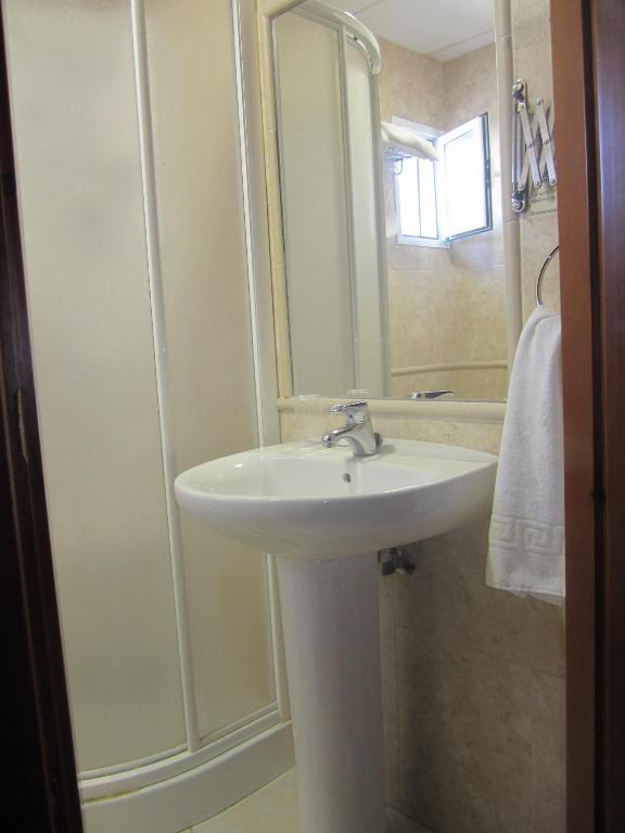 Hostal La Conilena Conil De La Frontera Bagian luar foto